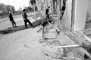 南京一伙蒙面人开挖掘机夜砸建材超市(图)